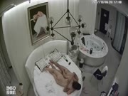 豪华套房偷拍度假的情侣玩得嗨浴缸搞完床上搞趁着女友洗澡偷看手机记录让女友很生气.