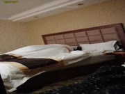 台湾某爆料称：冯提莫床战土豪干爹13分钟影片泄露。视频截图中的女子在酒店床上玩着手机，长发细身与冯提莫十分相似