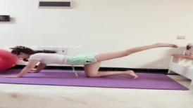 瑜伽老师教女学员的正确方式，‘你这样不对，应该这样趴着’，对啦，‘趴着不动