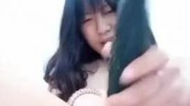 横县小太妹，录视频勾引哥哥：哥哥不要停不要停，黄瓜在手，高潮我有，脸上的表情真耐人寻味！