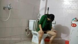 水电工小刘给房东姐姐修热水器在浴室偷装摄像头偷拍她洗澡上厕所