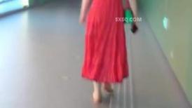 吊带拖地红长裙极品小妹-神级大师4K设备地铁过街天桥贴身极限CD全是极品小姐姐