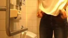 专业盗站九月新流出 商场座厕正面全景偷拍顾客尿尿两个妹子卫生纸当护垫用